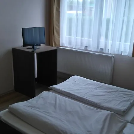Toldi Panzio Es Etterem Bed and breakfast Kozarmisleny