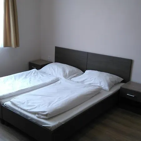 Toldi Panzio Es Etterem Bed and breakfast Kozarmisleny